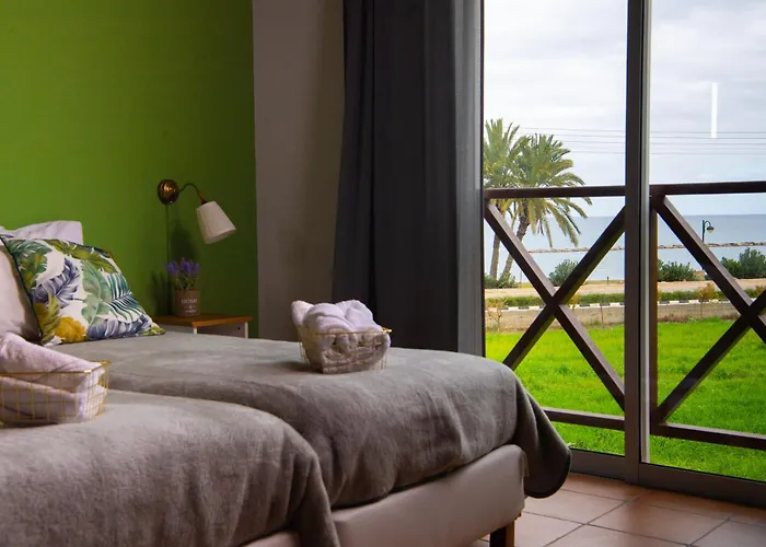 Path Beachfront Apartment *